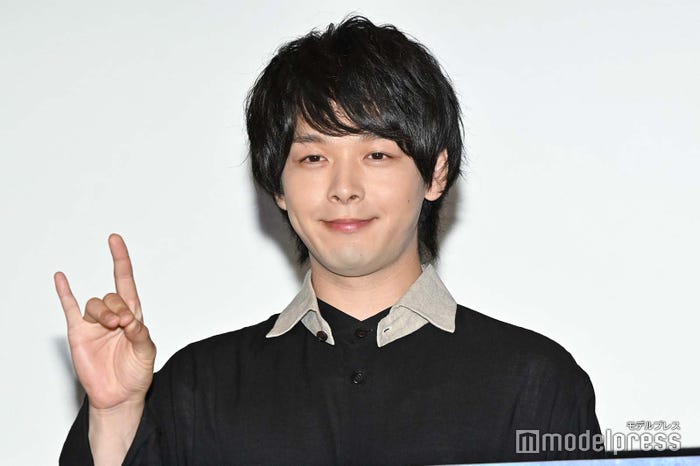 ポーズを決める中村倫也 (C)モデルプレス