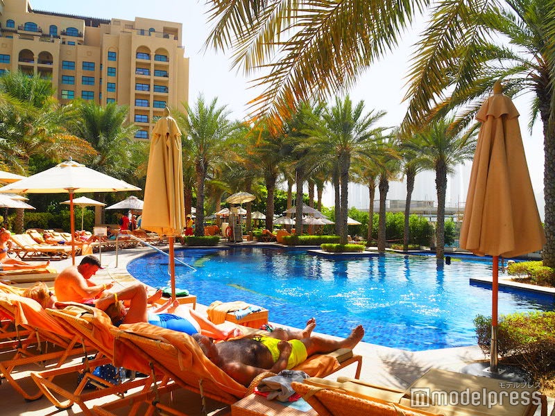 プールサイドにはパラソルとソファ／泳ぎ疲れたらここで休んだり、読書をしたり、思い思いに過ごせる（C）モデルプレス