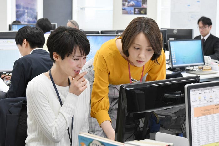 中谷美紀、トリンドル玲奈/「あなたには帰る家がある」第1話より(C)TBS