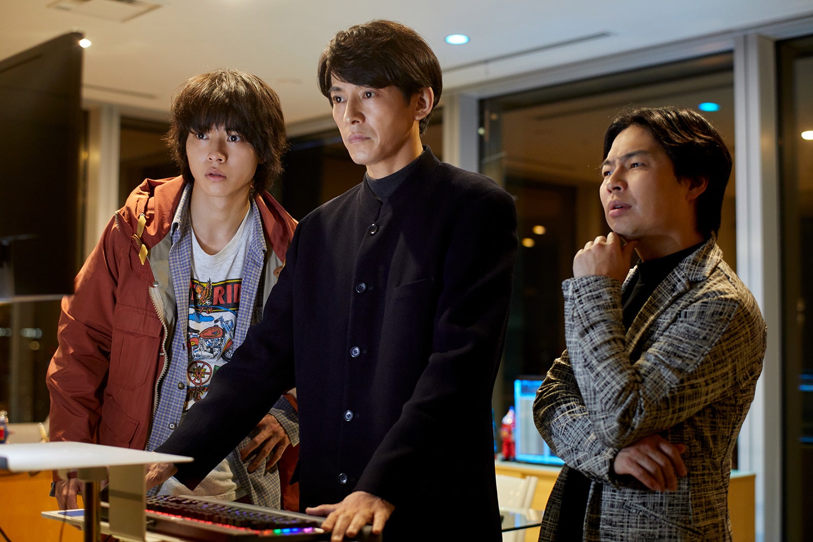 山崎賢人、藤木直人、浜野謙太（C）2021「夏への扉」製作委員会