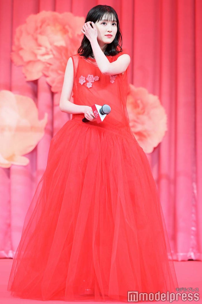 赤のドレス姿で透明感を際立たせた福本莉子(C)モデルプレス