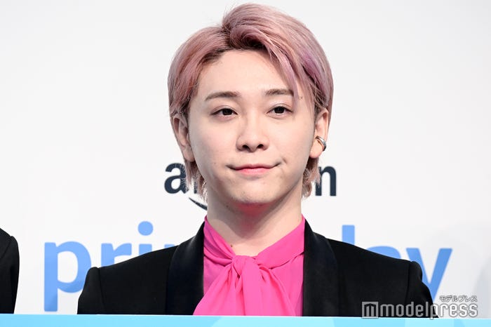 前髪を分けているヘアスタイルの大森元貴 (C)モデルプレス