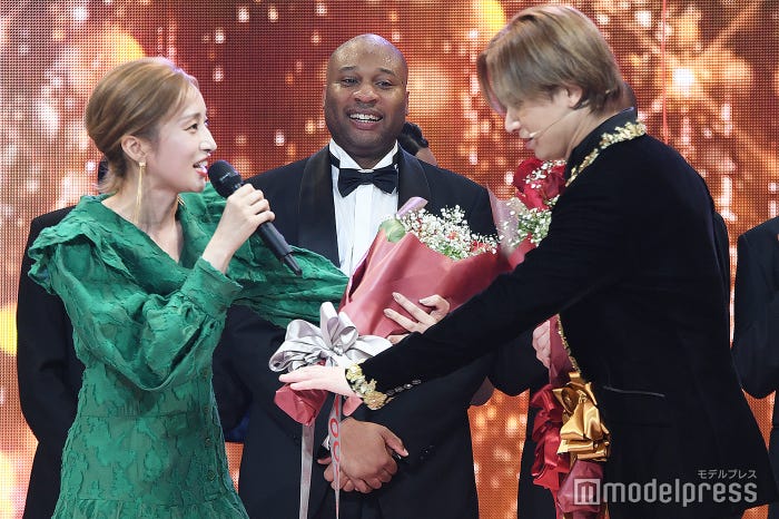 久しぶりの再会を喜んでいた梅田彩佳、堂本光一(C)モデルプレス