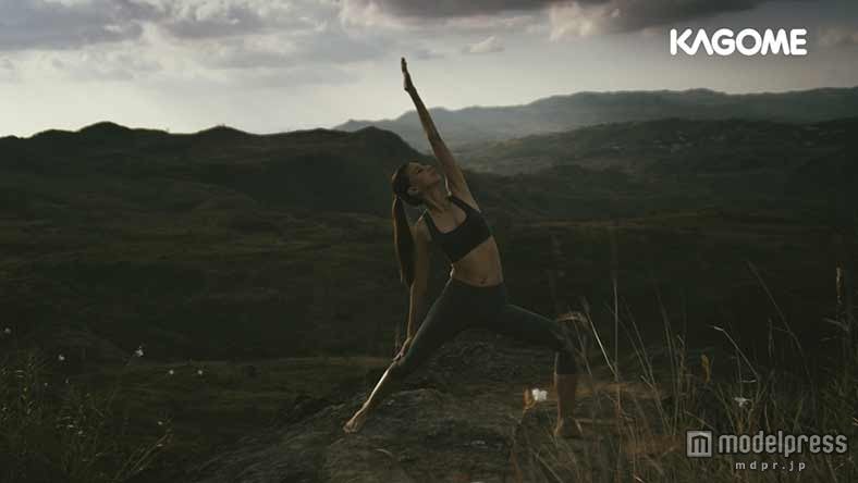 ヨガに取り組む吉川ひなの／カゴメ「野菜生活100」新CM「栄養吸収率の高い野菜篇」より