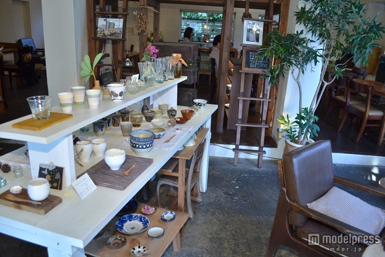 カフェスペースにも置かれた作家作品