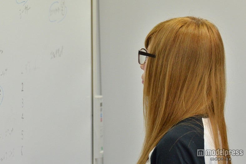 時には黙りこみ、真剣にセットリストを見つめる益若つばさ