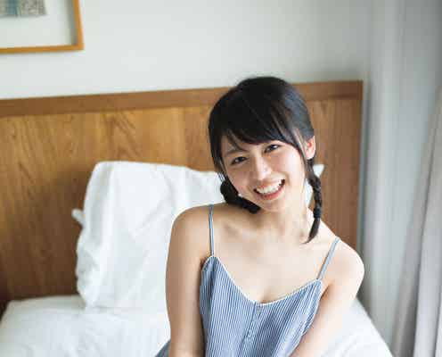 欅坂46長濱ねる、ベッドでキャミソール姿に 解放感たっぷりリラックススマイル<1st写真集「ここから」先行カット>