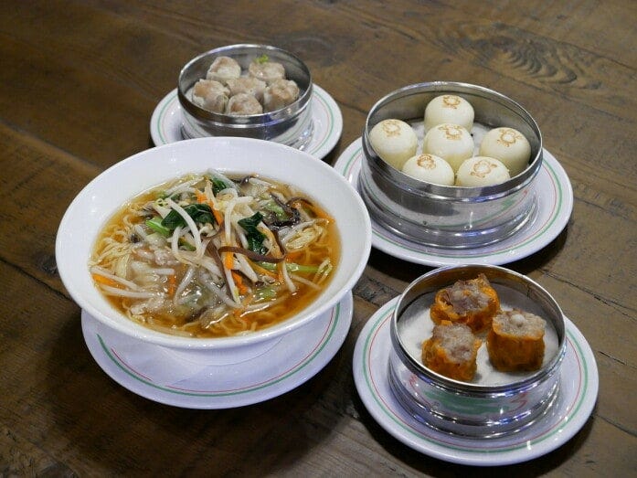 シウマイでおなじみの「崎陽軒」店舗限定 赤レンガシウマイ（3個570円）、野菜たっぷりサンマー麺（1150円）、昔ながらのシウマイ（6個520円）、シウマイまん（6個450円）※すべて税込＜span