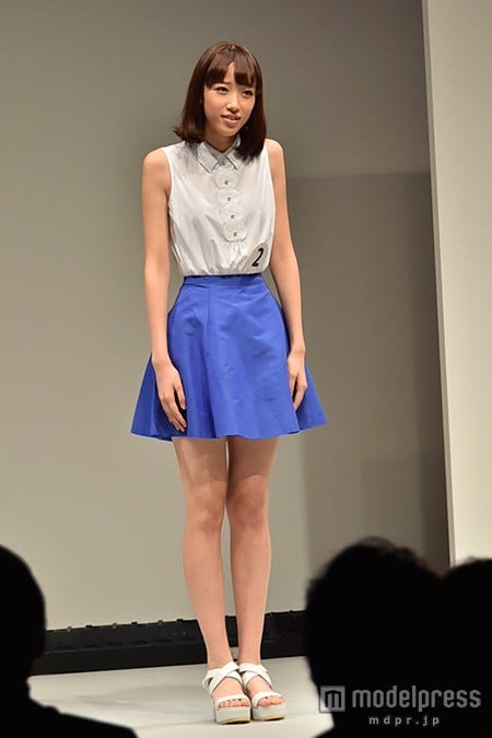 モノマネをする山崎あみさん