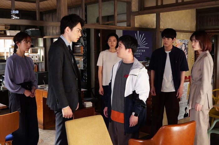 中村ゆり、町田啓太、江口のりこ、矢本悠馬、赤楚衛二、菅野莉央 「SUPER RICH」第4話より(C)フジテレビ