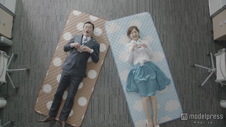 佐々木希（右）、遠藤憲一（左）／ロッテアイスの新CM「オフィス」編