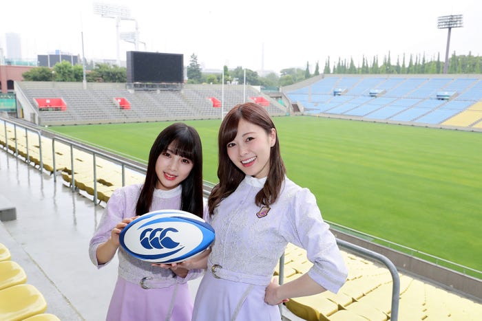 白石麻衣(右)と与田祐希の初対談を掲載/未公開ショット(C)日刊スポーツ新聞社