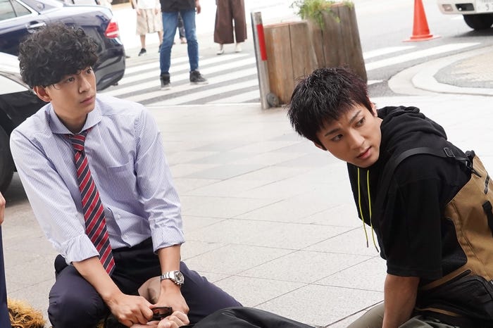 三浦翔平、山田裕貴 「ハコヅメ~たたかう!交番女子~」第1話より(C)日本テレビ