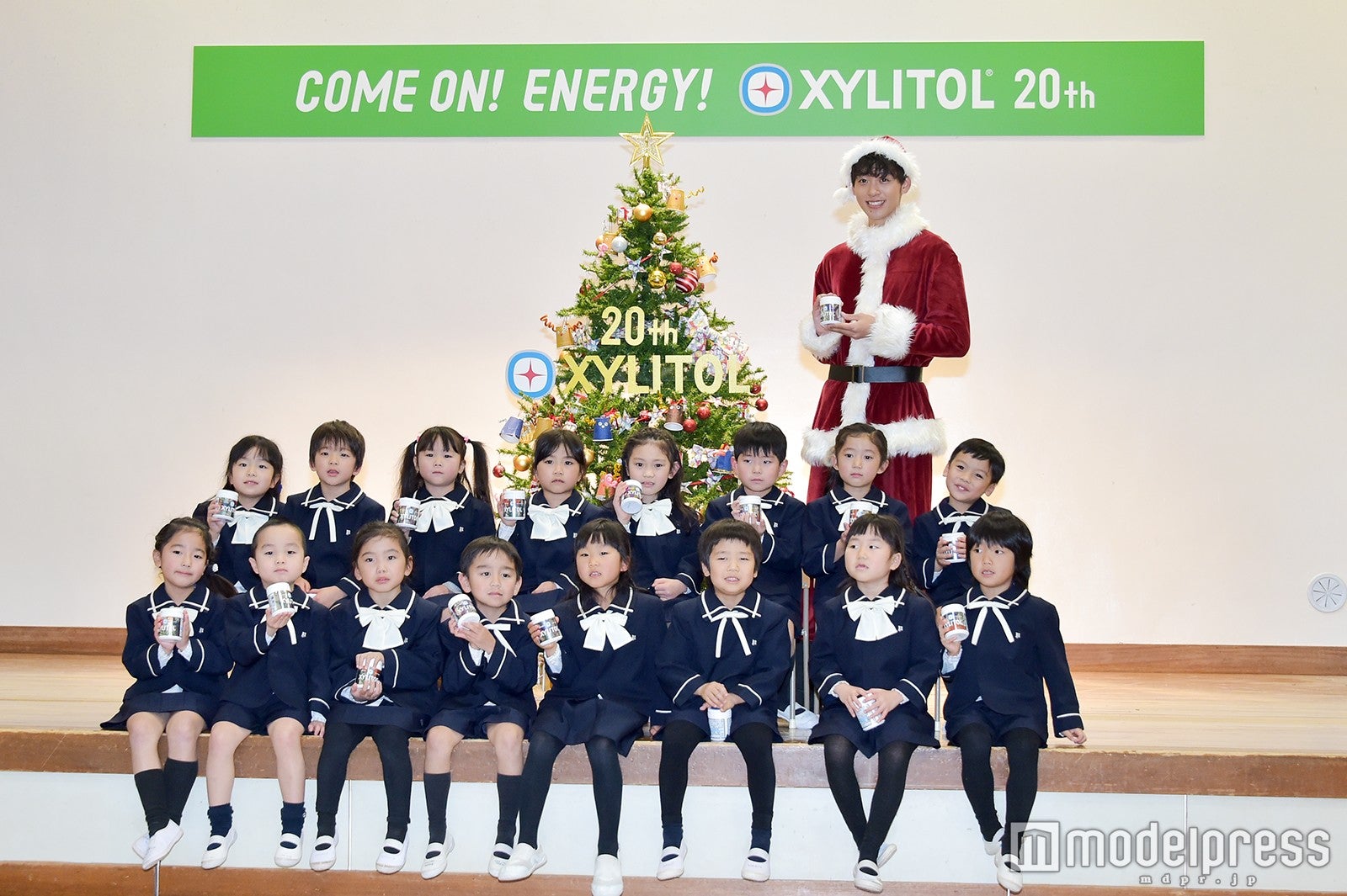 竹内涼真と幼稚園児たち（C）モデルプレス