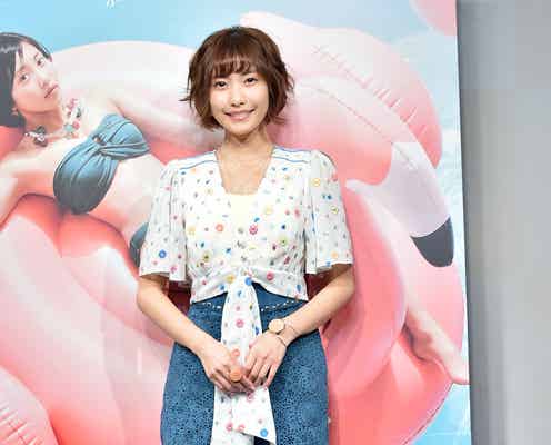 佐野ひなこ、エアリーショート&美脚魅せで花柄コーデを大人可愛く<ファッションチェック>