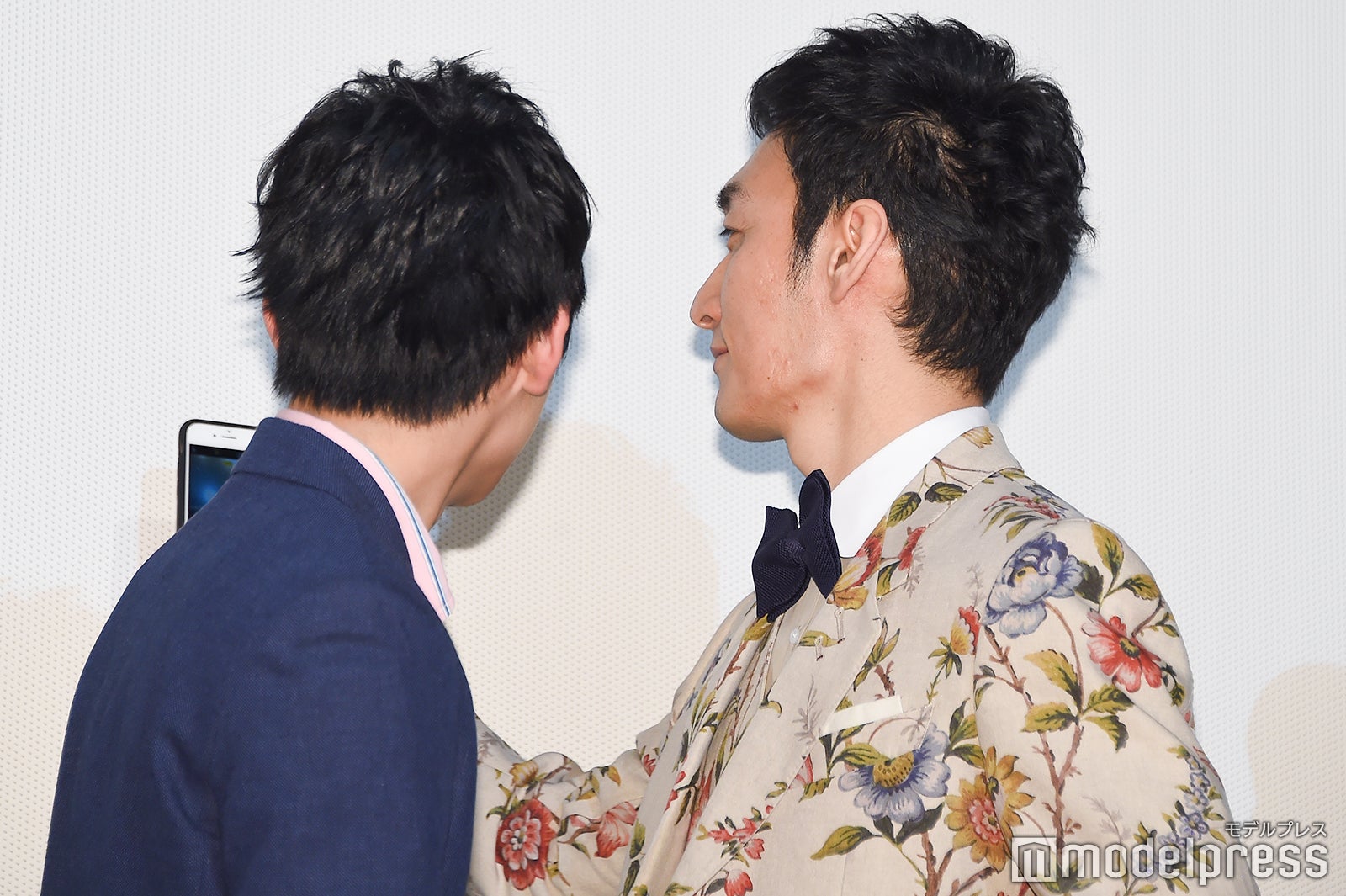 山崎光と自撮りする草なぎ剛 （C）モデルプレス