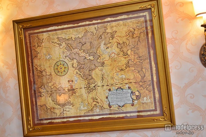 ミッキーたちの航海の軌跡が描かれている