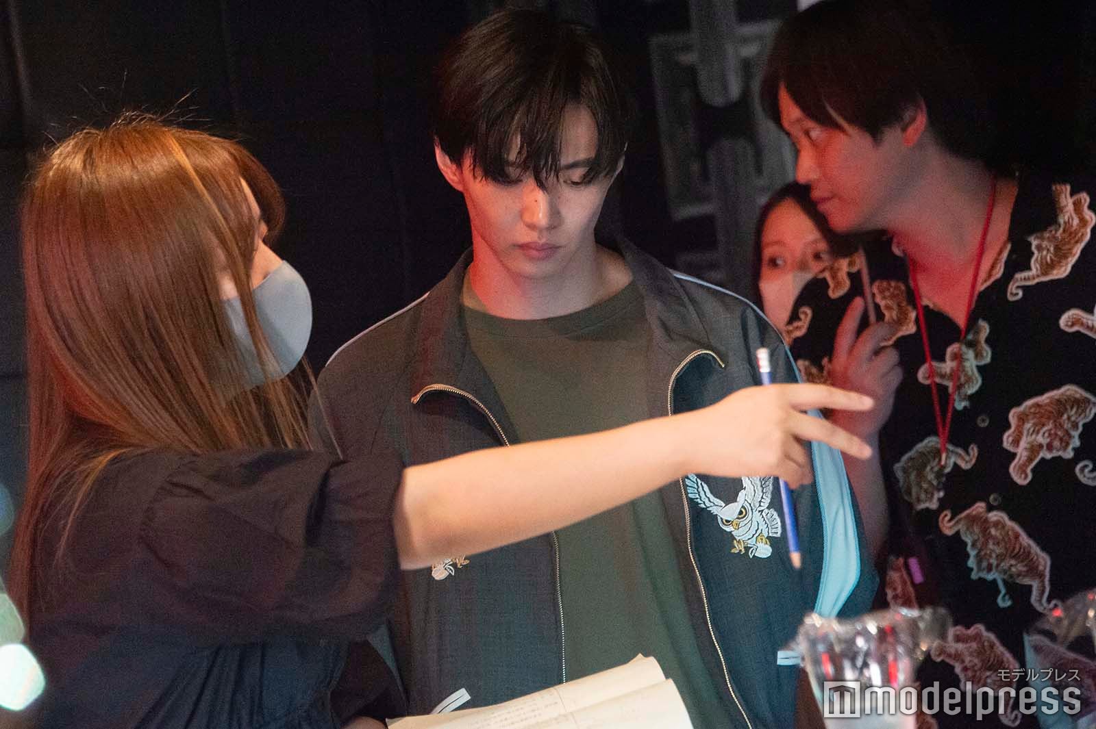 監督の話に真剣に耳を傾ける佐藤大樹（C）モデルプレス