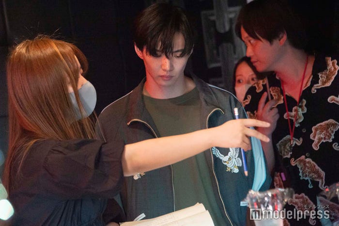 監督の話に真剣に耳を傾ける佐藤大樹(C)モデルプレス