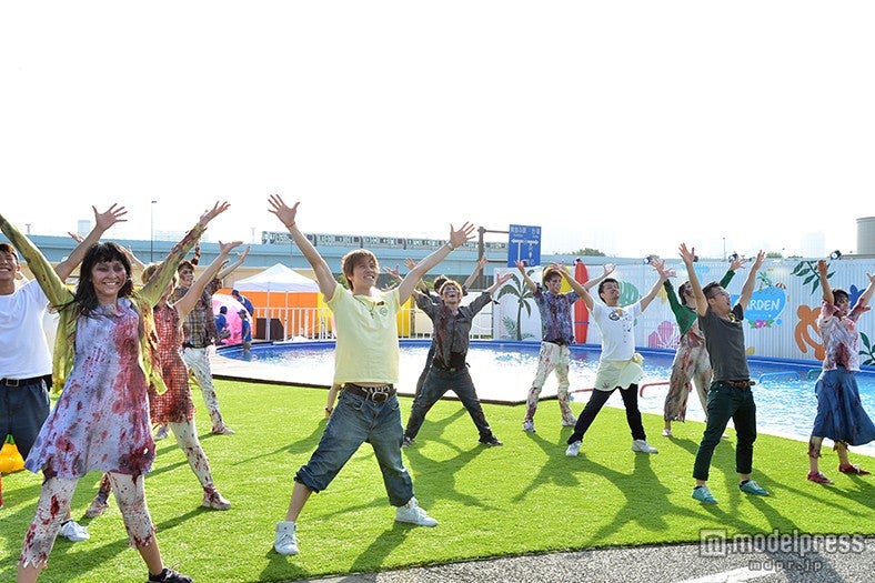 オマツリランド内で突如行われるフラッシュモブ