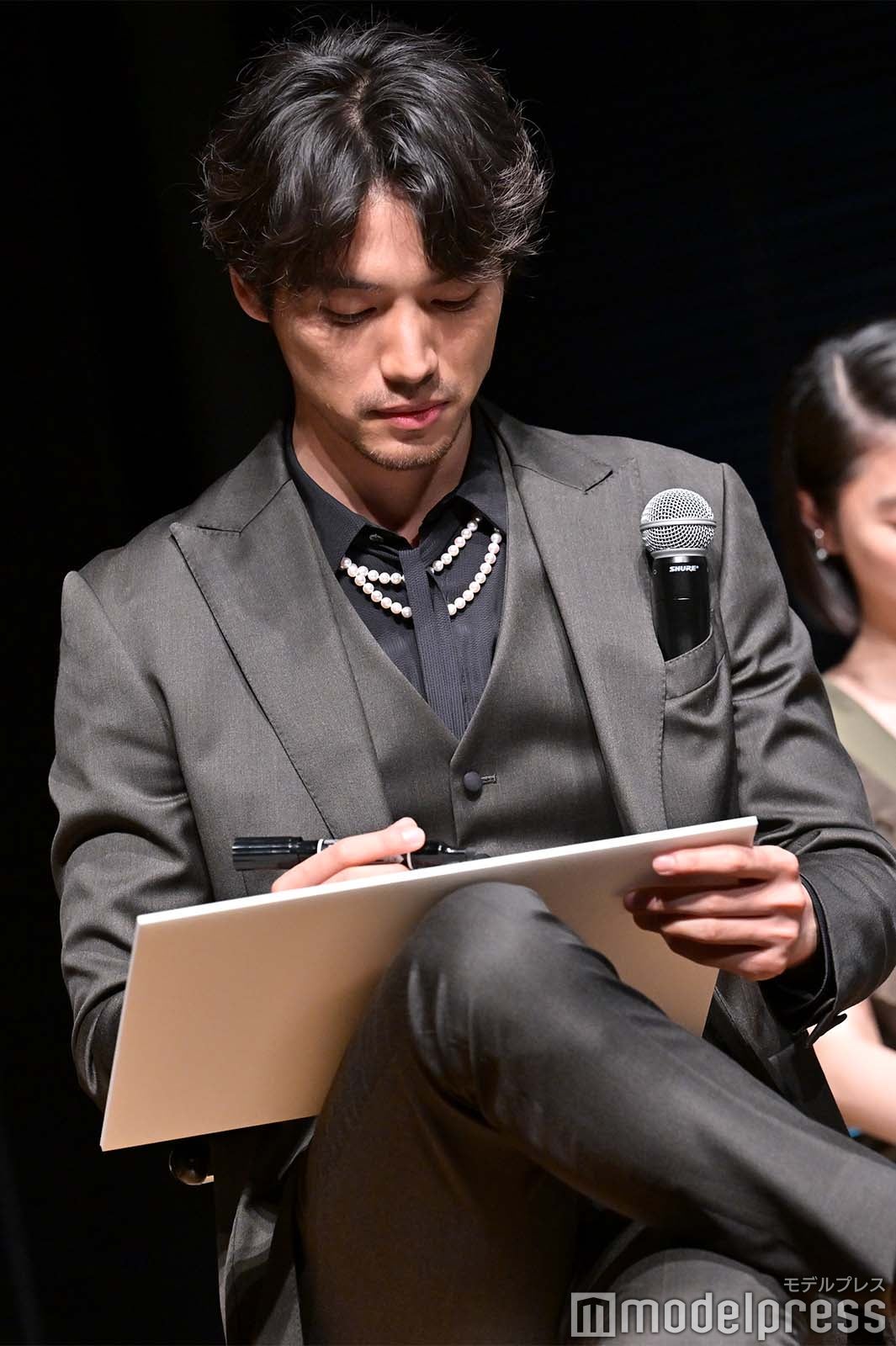 フリップを書く福士蒼汰（C）モデルプレス