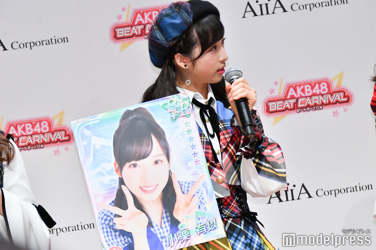 小栗有以と特大パネル （C）モデルプレス