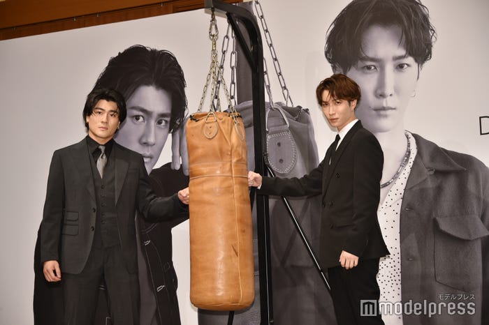 次々と報道陣のリクエストに応じる森本慎太郎、渡辺翔太/クールなお顔もバッチリ!(C)モデルプレス