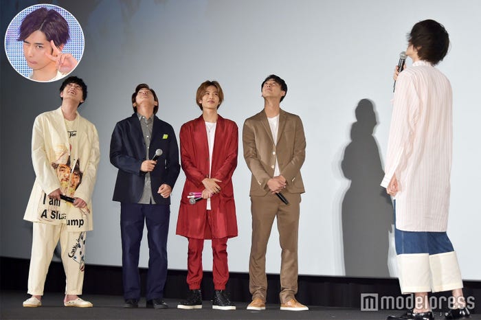 映画『帝一の國』大ヒット舞台挨拶で不在の千葉雄大を想い、「じじぃ…」と空を見上げるキャスト陣(左から)間宮祥太朗、野村周平、志尊淳、竹内涼真、菅田将暉(丸囲みは千葉雄大) (C)モデルプレス