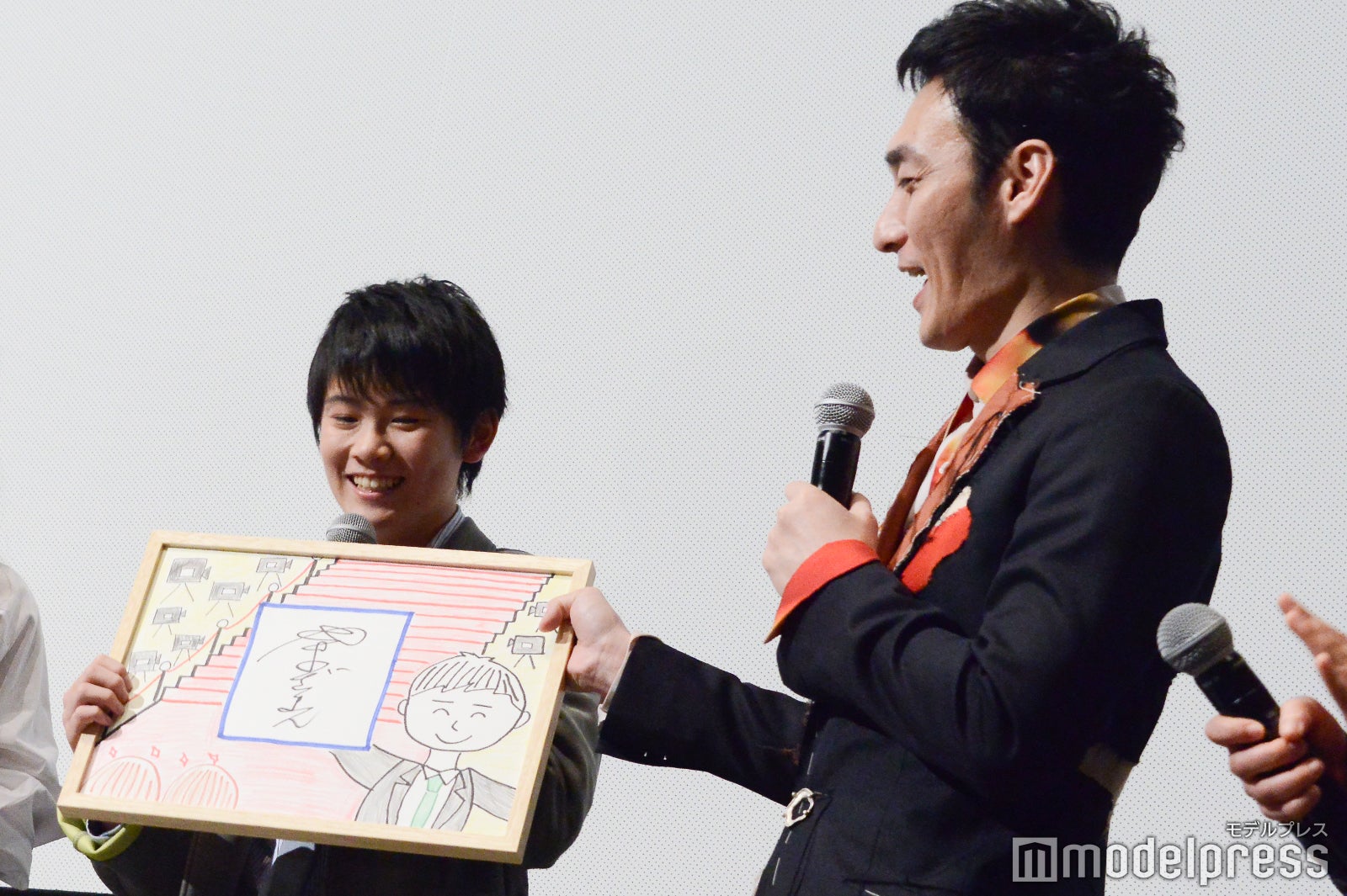 山崎光、草なぎ剛 （C）モデルプレス