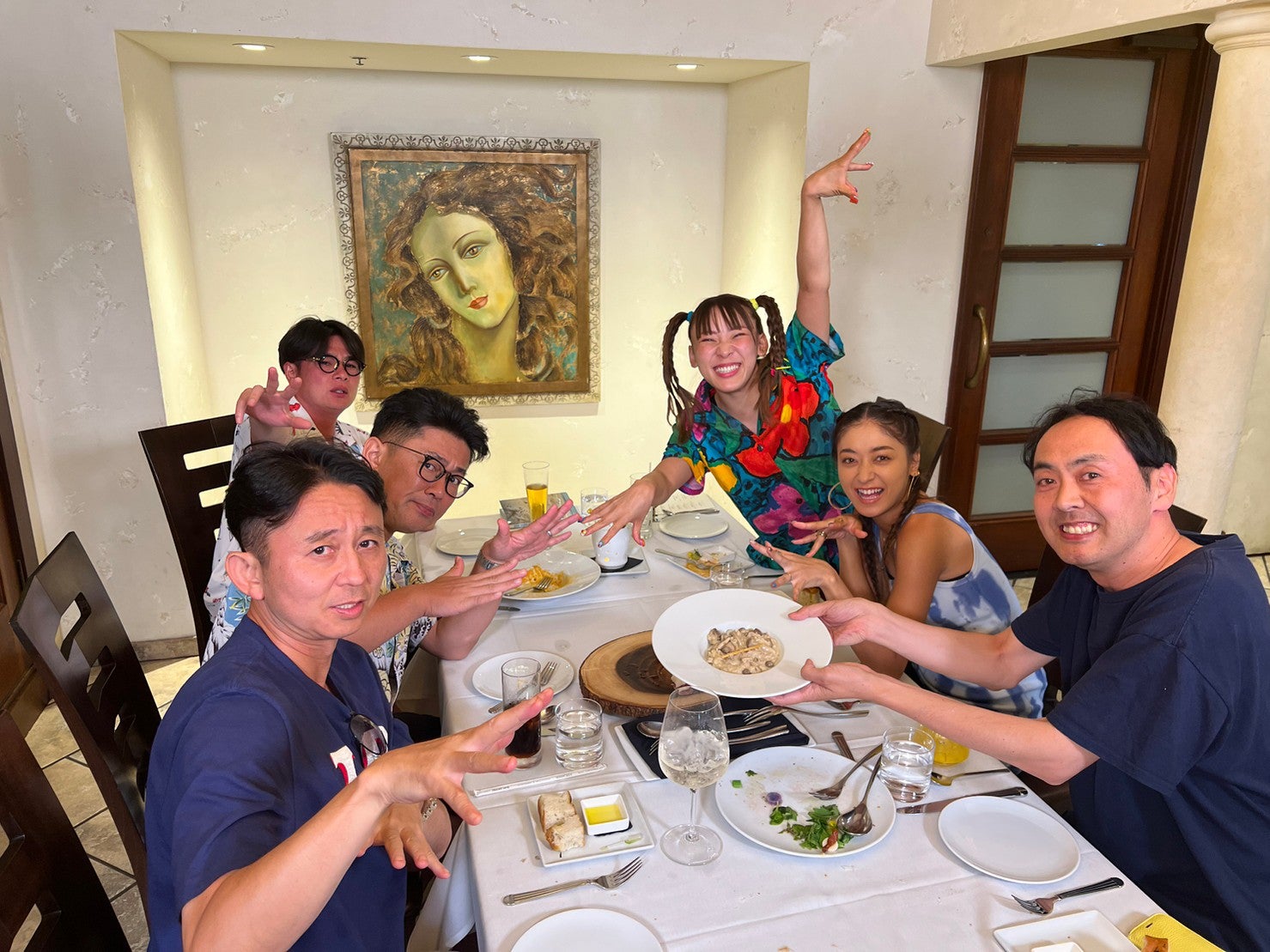 （左手前から）有吉弘行、ビビる大木、吉村崇（右手前から）田中卓志、みちょぱ、フワちゃん（C）フジテレビ