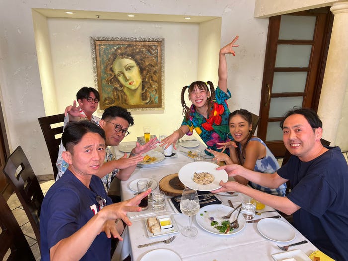 (左手前から)有吉弘行、ビビる大木、吉村崇(右手前から)田中卓志、みちょぱ、フワちゃん(C)フジテレビ
