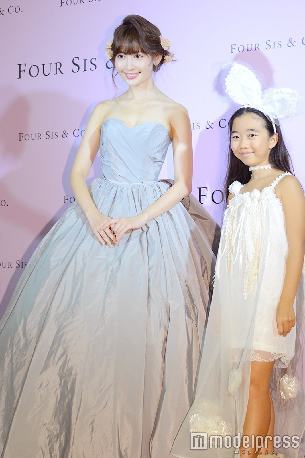 小嶋陽菜とガールズアワードのイメージビジュアルを手掛けたLara（C）モデルプレス