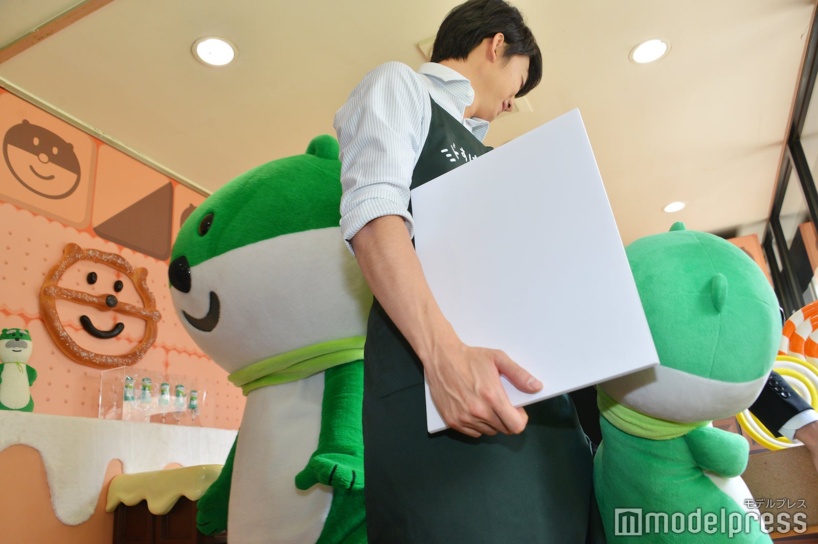 ミドすけが退場するため退ける伊藤健太郎（C）モデルプレス