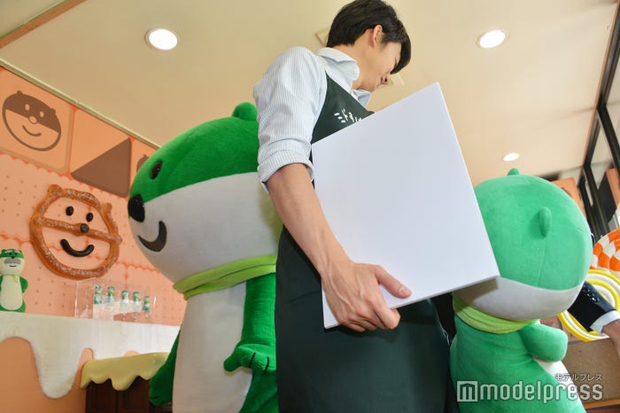 ミドすけが退場するため退ける伊藤健太郎(C)モデルプレス