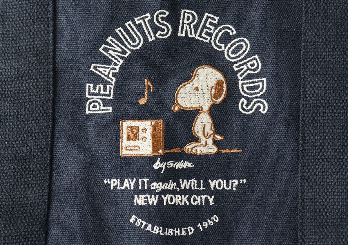 バッグのフロントに施されたスヌーピーとPEANUTS