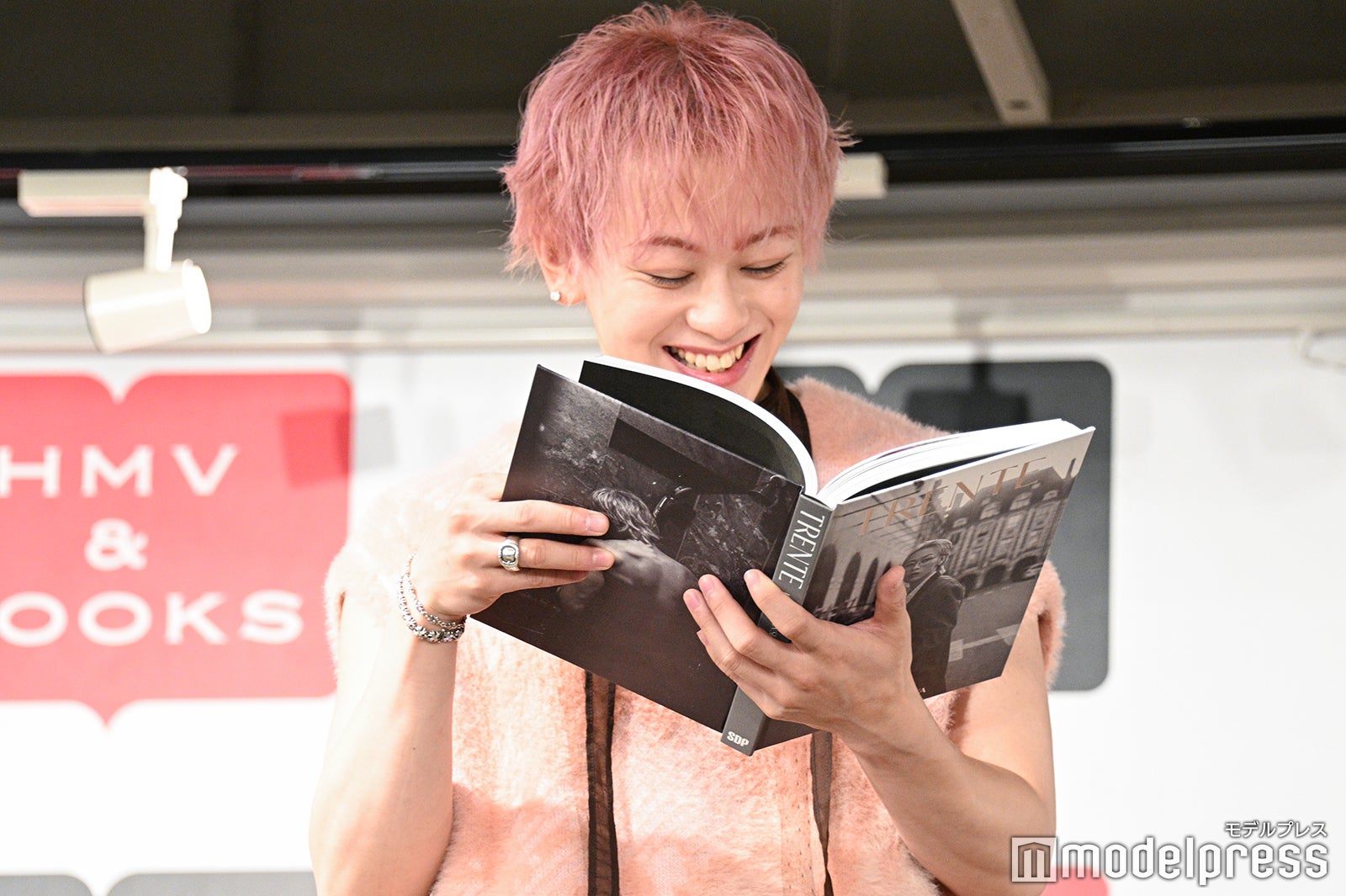 メンバーからのメッセージに笑うシューヤ（C）モデルプレス