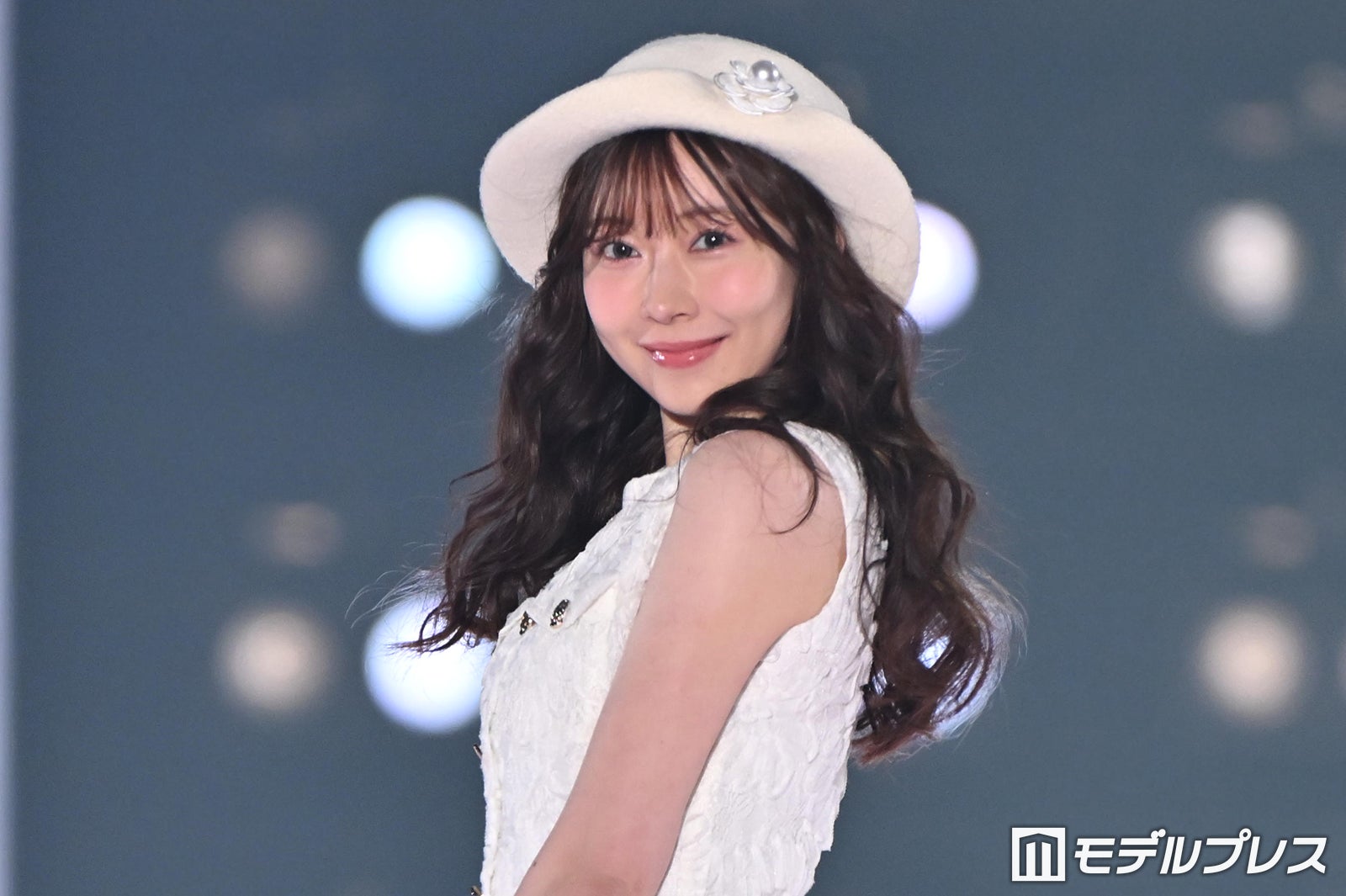 渡辺美優紀、美ウエスト＆美脚際立つオールホワイトコーデ 笑顔にキュン【関コレ2026S/S】