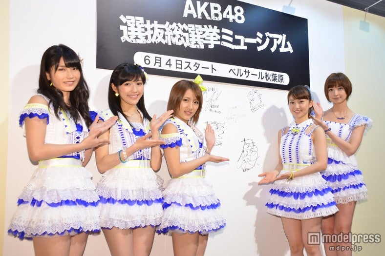 （左から）横山由依、渡辺麻友、高橋みなみ、大島優子、篠田麻里子