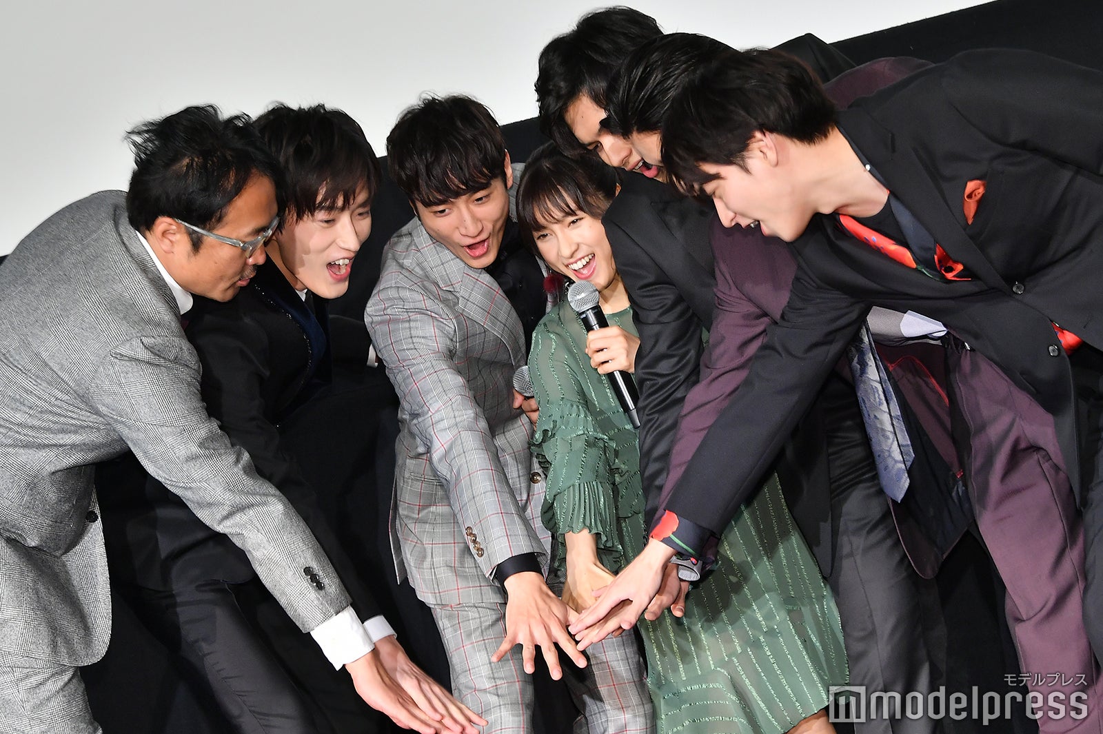 「オォー！！」／（左から）平川雄一朗監督、杉野遥亮、小関裕太、土屋太鳳、北村匠海、磯村勇斗、稲葉友 （C）モデルプレス