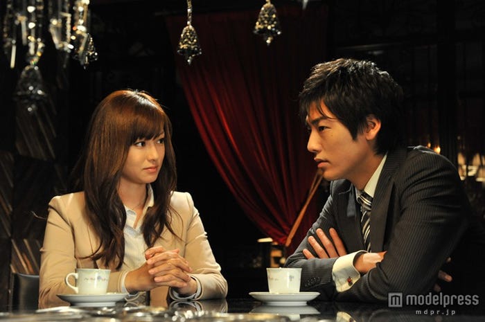 ドラマ「危険なカンケイ」主演の深田恭子(左)と相手役の福士誠治(右)