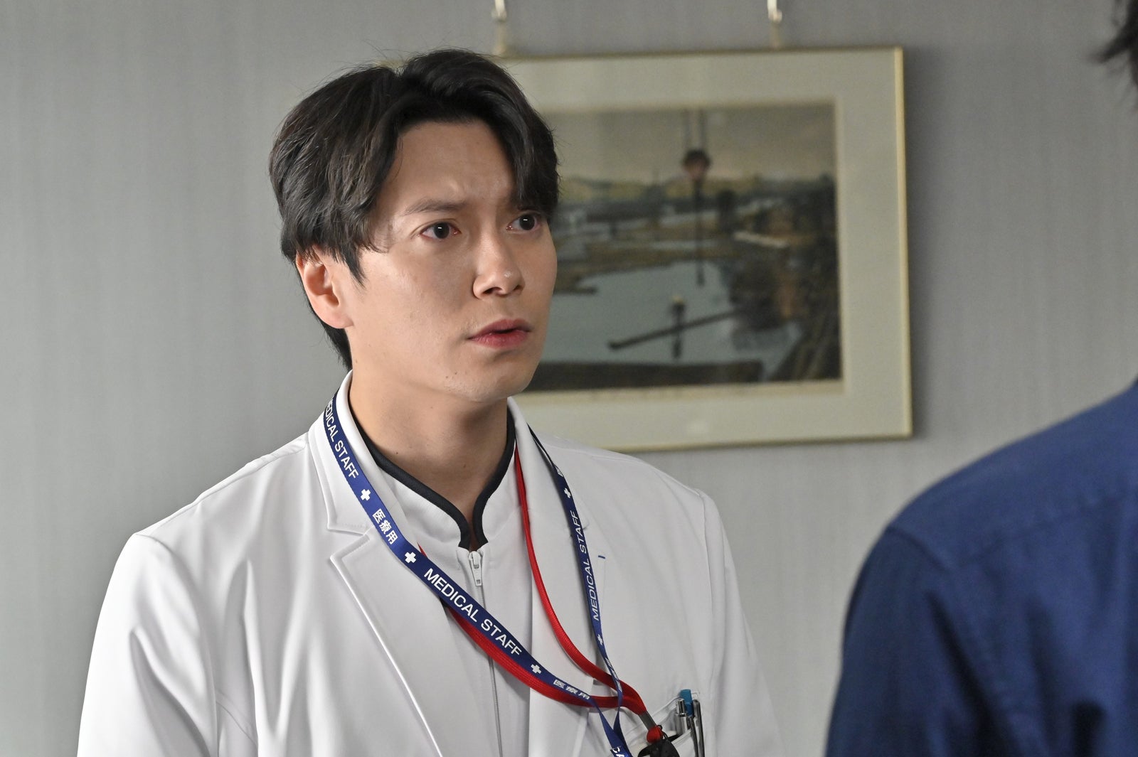 西村元貴「院内警察」第1話より（C）フジテレビ／共同テレビ