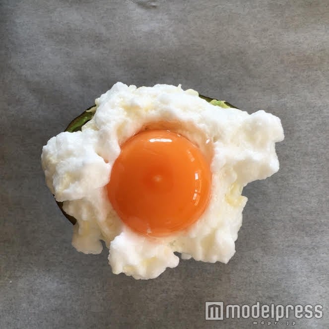 卵黄は静かにゆっくりのせる／画像提供：柏原歩
