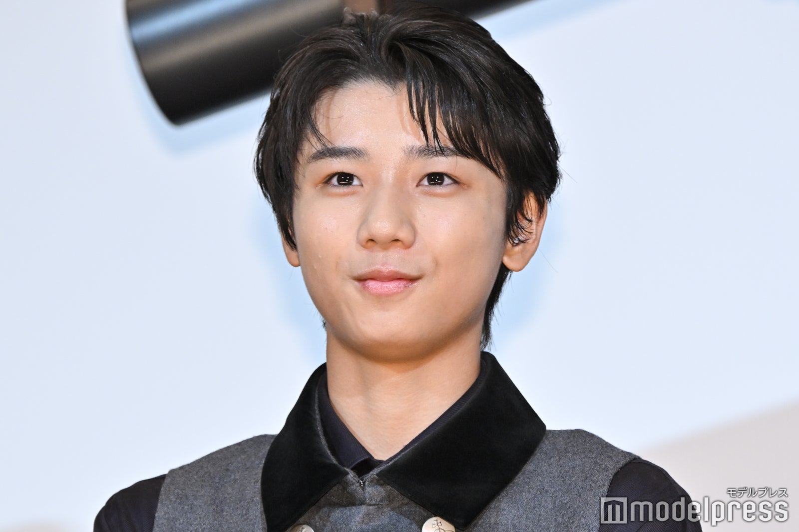 シックな装いで登場した羽村仁成（C）モデルプレス