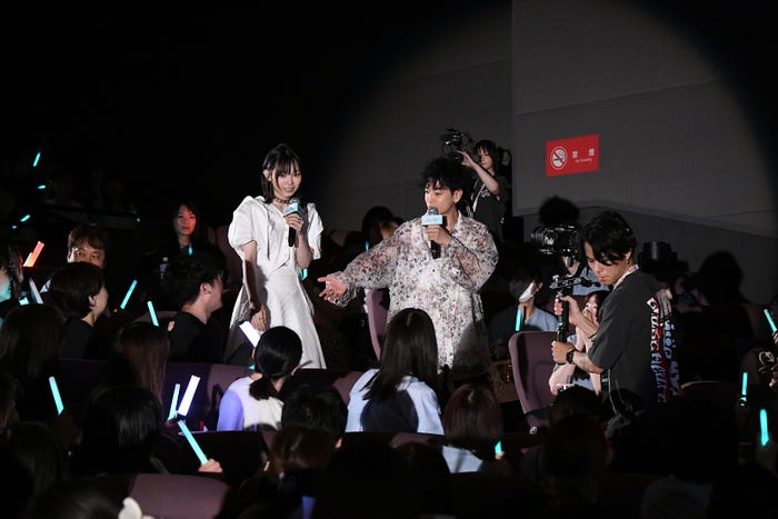 ファンに感想を聞きながら歩く宮崎優、佐藤健「グラスハート体感上映会」/Netflixシリーズ「グラスハート」 7月31日(木)よりNetflixにて世界独占配信(提供写真)