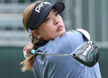 女子ゴルフ 鈴木愛が史上7人目の初日首位から予選落ち