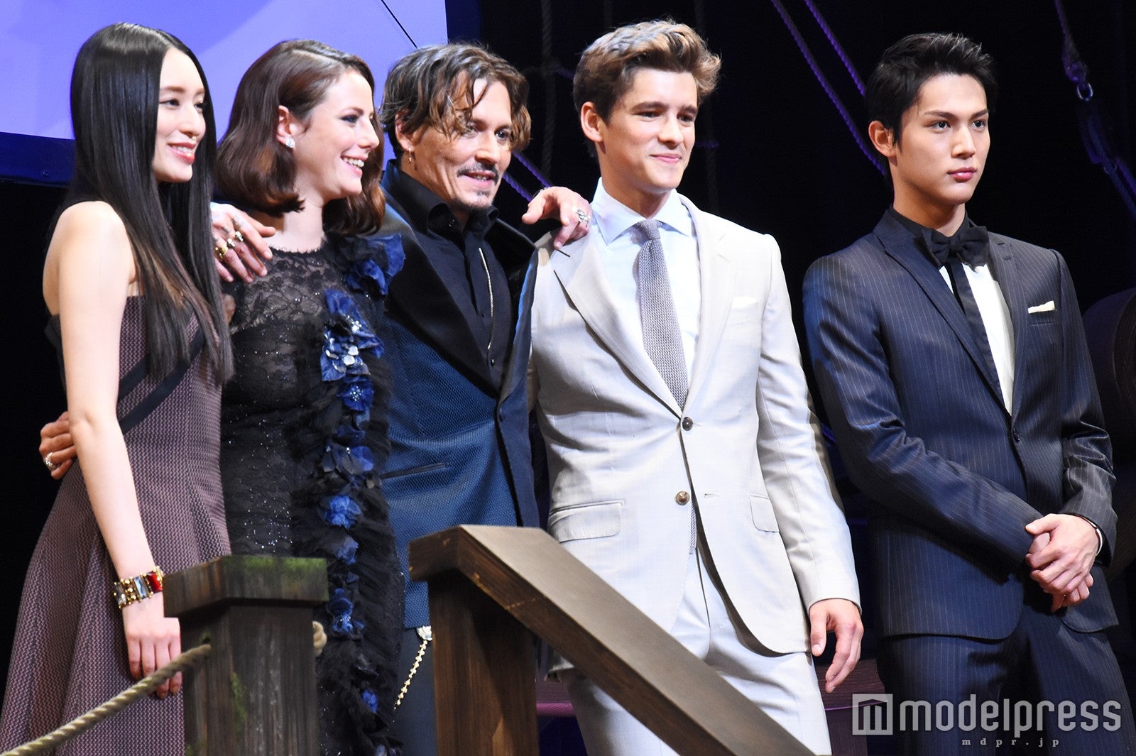 （左から）栗山千明、カヤ・スコデラリオ、ジョニー・デップ、ブレントン・スウェイツ、中川大志（C）モデルプレス