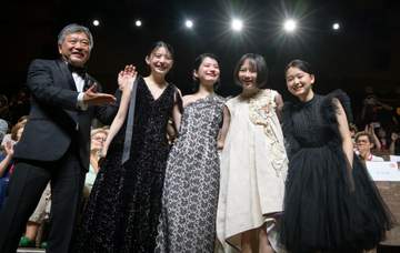 シャネルだったのか！ベネチア映画祭の出口夏希の黒ドレス 長いリボンが美しく…さすがのお値段