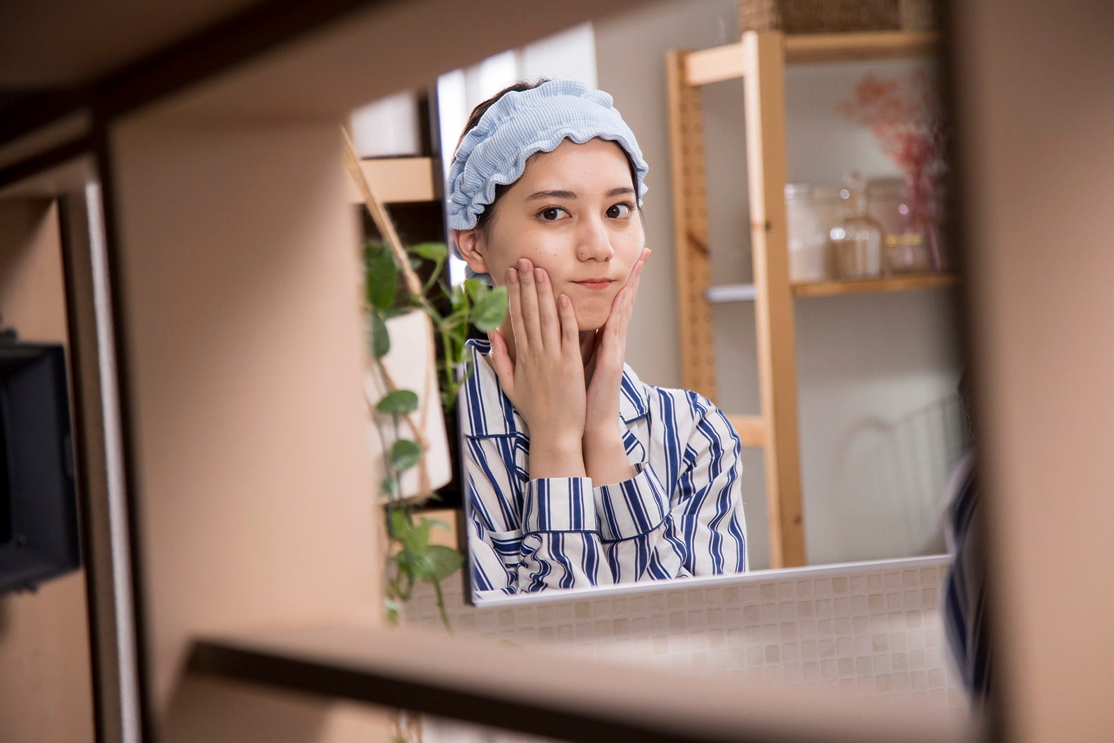 小坂菜緒／「GET READY WITH 小坂菜緒 ～ファンに会いに行く日の朝～」メイキングより（提供写真）