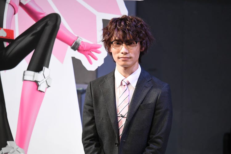 新スーパー戦隊 ドンブラザーズ レギュラー初の 男性がピンク 33歳の妻帯者設定も話題に モデルプレス 新スーパー戦隊 ドンブラザーズ レギュラー初の 男性がピンク 33歳の妻帯者設定も話題に モデルプレス