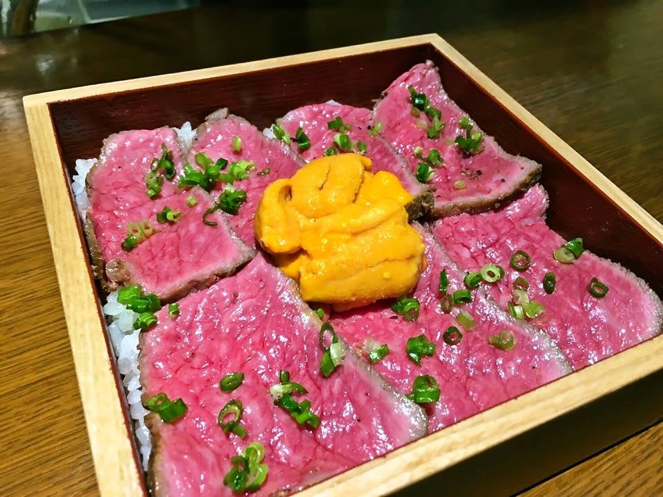 うに×肉のハーモニー！「焼肉ホルモン 青一」の“ローストビーフうに重”が堪らない美味しさ